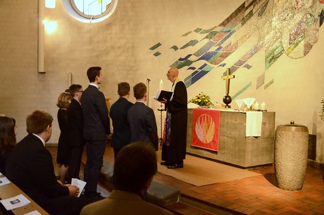 Ein Teil der Konfis mit Pfarrer Udo Bruha am Altar
