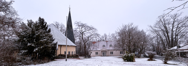 Himmelfahrtksirche und Gemeindehaus im Schnee