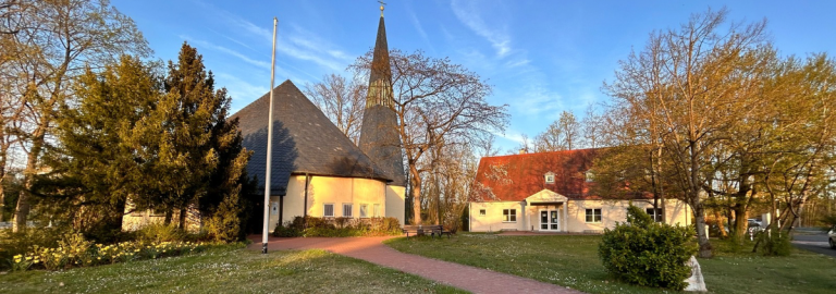 Himmelfahrtskirche im Frühling