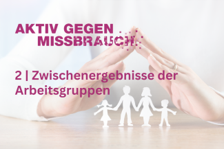 Familie von einem Dach aus Händen behütet